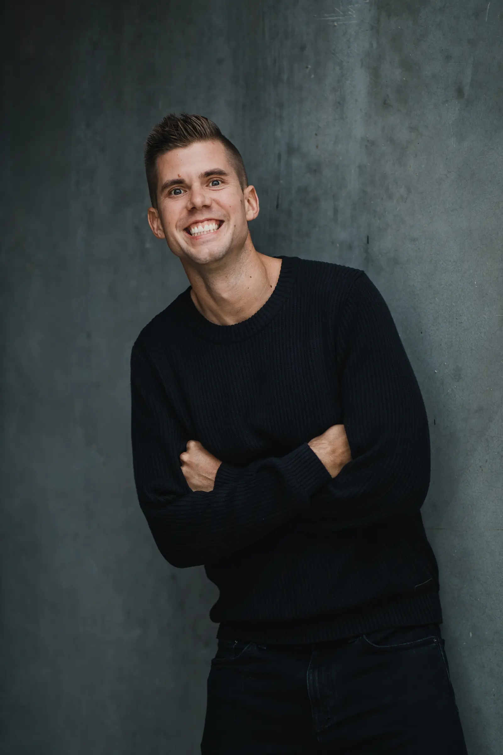 Kyle, the developer and digital growth partner behind AI Sunshine Coast, in front of a concrete wall.